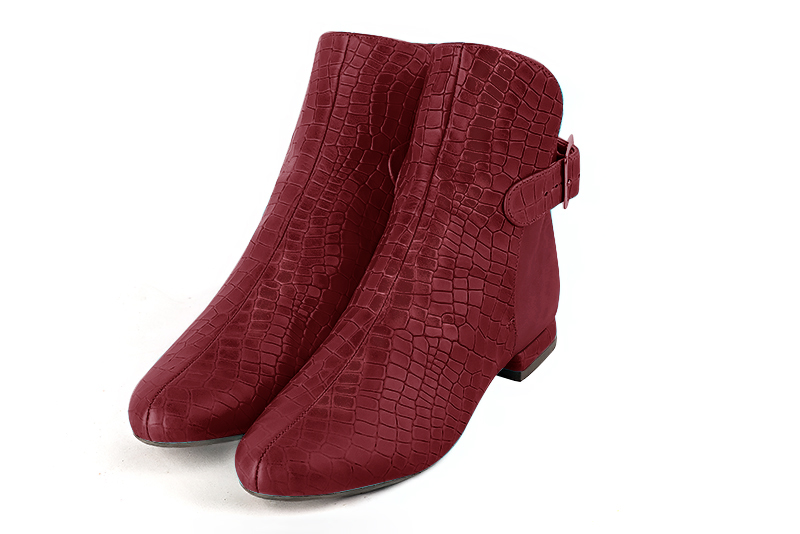 Boots habillees femme rouge bordeaux Boots avec des boucles a l arriere Bout rond. Talon plat bottier. Modele Kenzo Manhattan